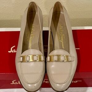 Salvatore Ferragamo Beige  "Ponza" Flat 8AA